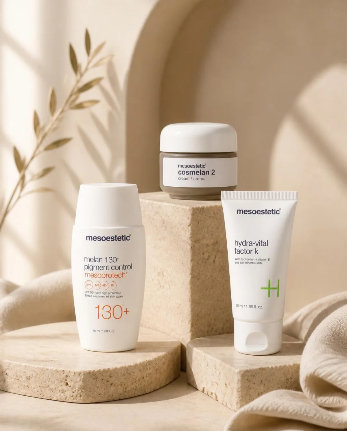 Melan 130+ Pigment Control, Cosmelan 2 og Hydra-Vital Factor K fra Mesoestetic på stenplinte i varme sandtoner